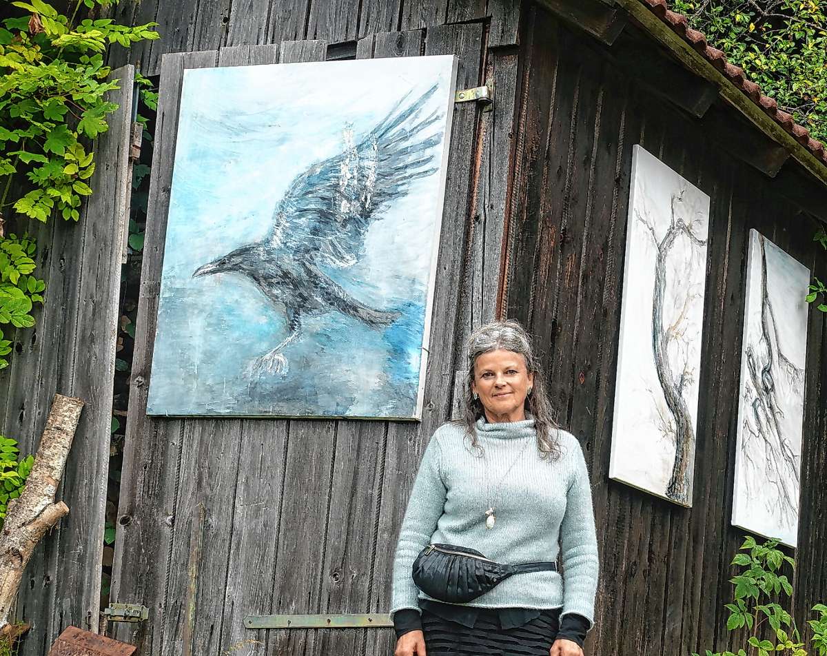Die Malerin Bettina Bohn konnte ihren Traum einer Outdoor-Ausstellung mit Bildern und Objekten rund um ihr Bauernhaus in Hohenegg verwirklichen.