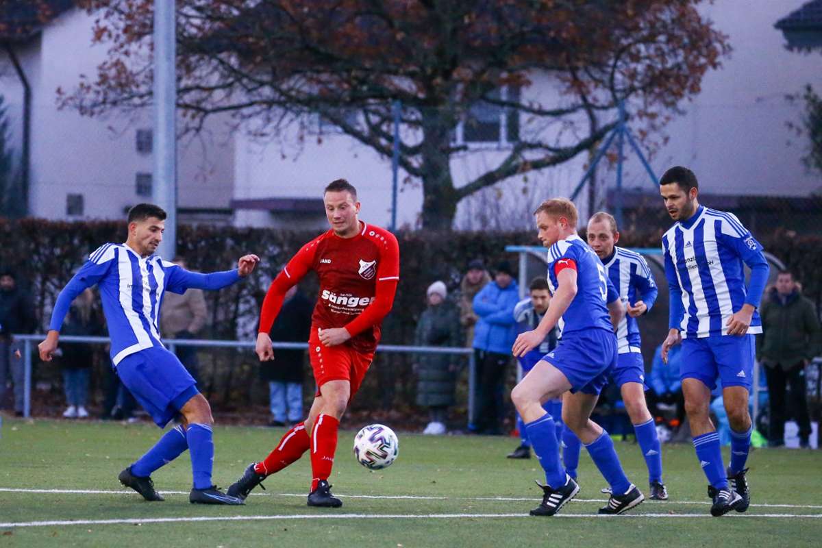 Christian Nolte (rotes Trikot) versucht sich gegen drei Abwehrspieler des SV Schopfheim durchzusetzen. Foto: Michael Hundt