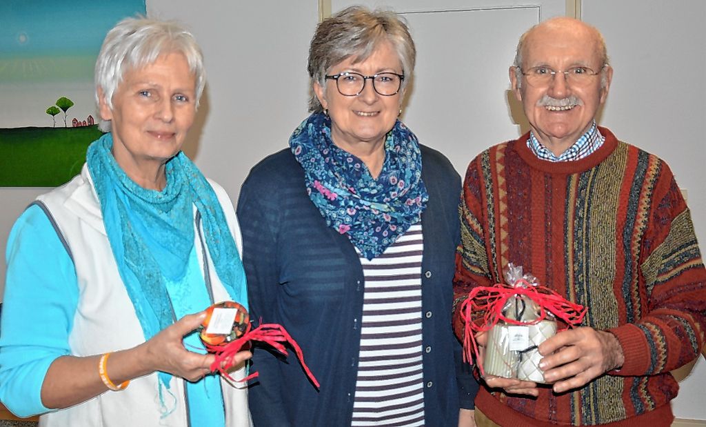 Angelika Messer, Vorsitzende von Zeitbankplus  (Mitte), begrüßte  Birgitta Siebold als Neumitglied und beglückwünschte Heinz Tirs zu seinem 80. Geburtstag.  Foto: Georg Diehl Foto: Markgräfler Tagblatt
