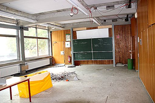 So sieht es derzeit in den Klassenzimmern an der Gemeinschaftsschule aus: Überall hängen Leitungen von der Decke. Foto: Weiler Zeitung