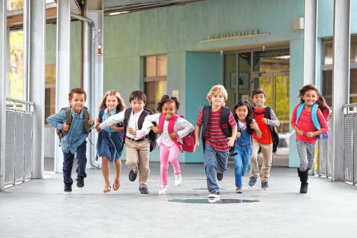 Austoben und frische Luft ist besonders auch für Grundschüler wichtig. Foto: Monkey Business Images/Shutterstock.com