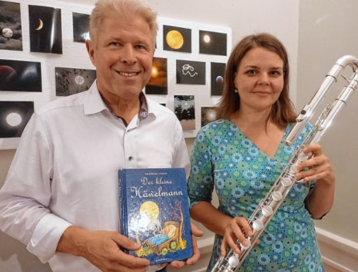 Flötistin Lailah Roos und Sprecher Wernfried Hübschmann nahmen die Zuhörer mit auf eine literarisch-musikalische Mondreise. Foto: Jürgen Scharf