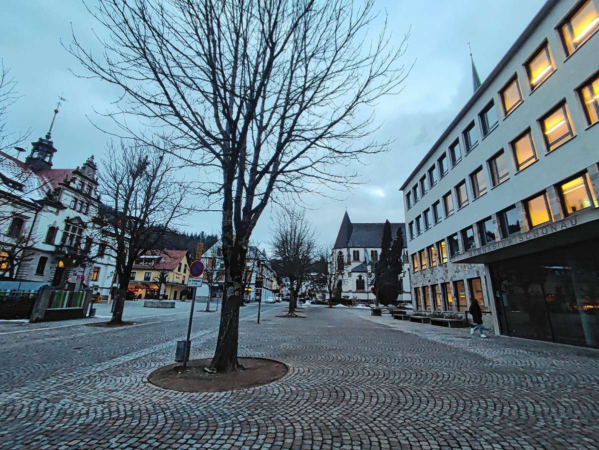 Der Rathausplatz (links) wird wie der Platz vor dem Gymnasium (rechts) als Schulhof genutzt, die Straße birgt Gefahren.