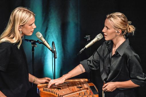 Katariina Kivi (links) und Ann-Lisett Rebane alias Duo Ruut an der estnischen Zither. Foto: Veronika Zettler