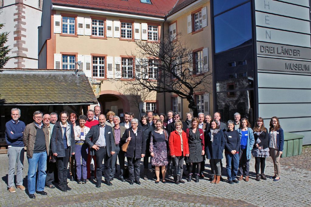 Die Teilnehmer des Netzwerk-Treffens blicken vor dem Dreiländermuseum Lörrach auf eine Vielzahl von Ausstellungen. Foto: zVg Foto: Die Oberbadische