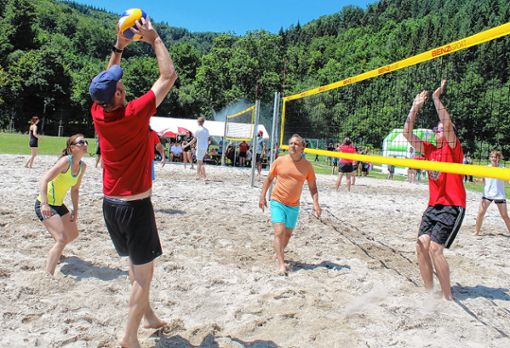 Das Beachvolleyball-Turnier fand großen Zuspruch beim Langenauer Dorffest am Sonntag. Foto: Ralph Lacher