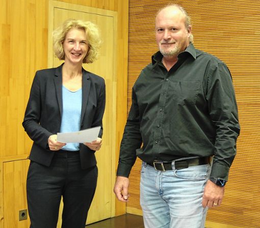 Thomas Szamro wurde von Bürgermeisterin Daniela Meier als neuer Gemeinderat verpflichtet. Foto: Alexandra Günzschel