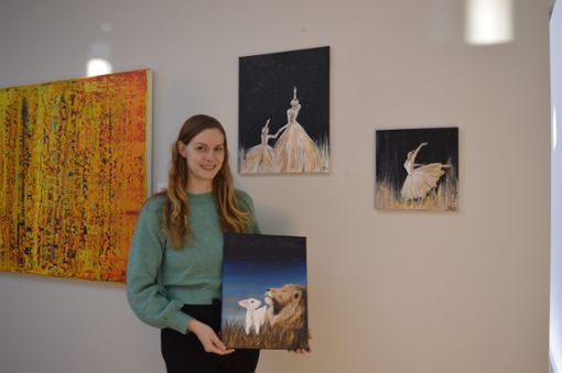 Erstmals bei einer Ausstellung dabei ist Sarah Brede. Sie lebt in Wittlingen und zeigt in Lörrach einen Teil ihrer Acryl-Gemälde. Foto: Adrian Steineck