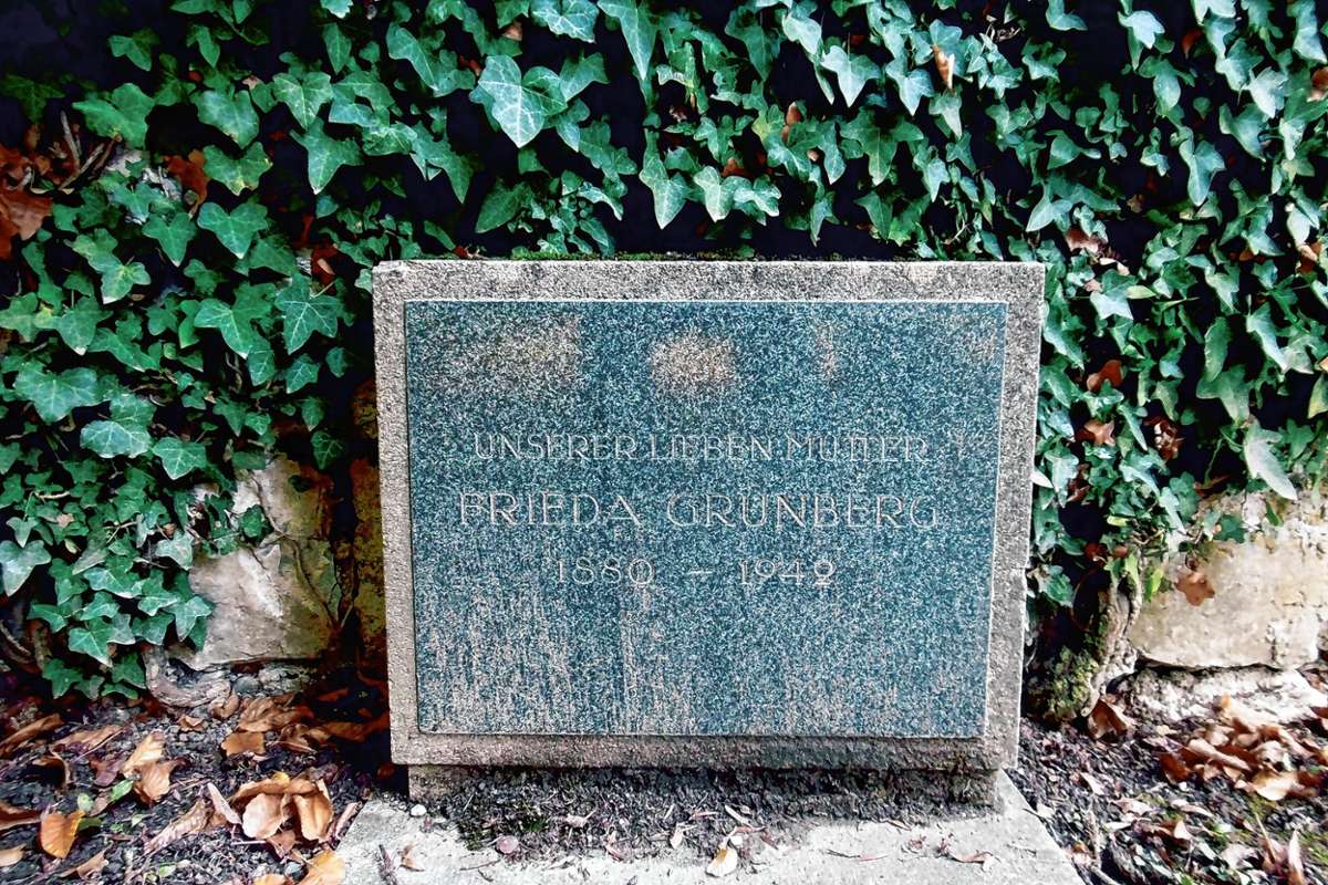 Manches deutet darauf hin, dass es sich bei diesem an einer Mauer des Grenzacher Friedhofs lehnenden Grabstein um den der verhafteten Jüdin handeln könnte. Foto: zVg/ Helmut Bauckner