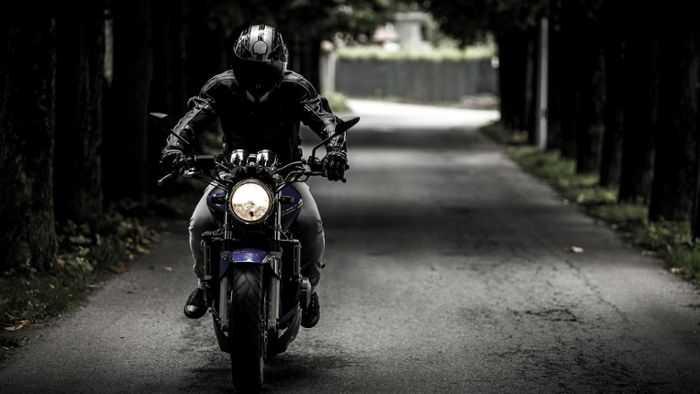 Schönau: Motorradfahrer verletzt sich bei Sturz schwer