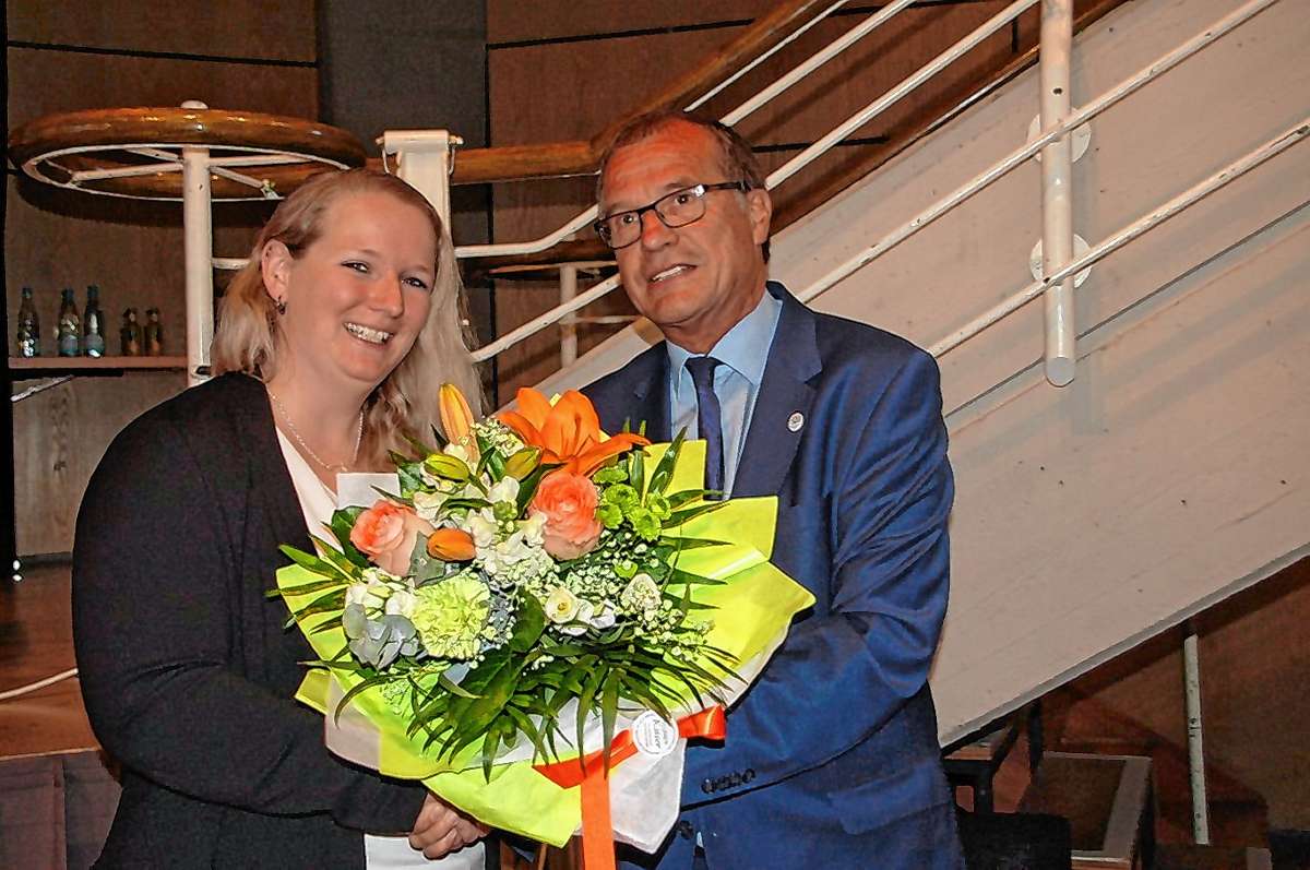 Mit einem Blumenstrauß gratulierte OB Klaus Eberhardt Kristin Schippmann zur Wahl der Bürgermeisterin. Foto: Wunderle