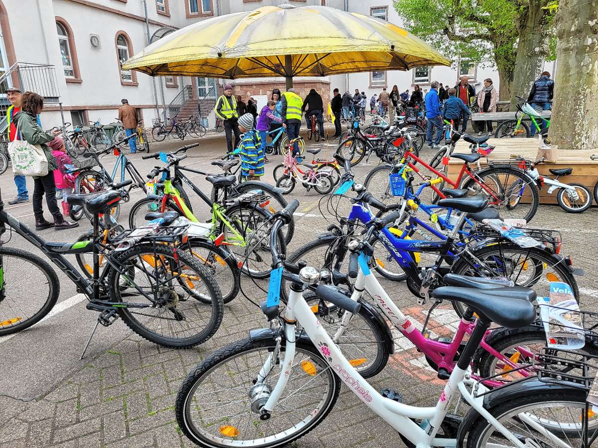 Rund 200 Fahrräder standen im Hof der Hebelschule zur Auswahl. Foto: Markus Greiß