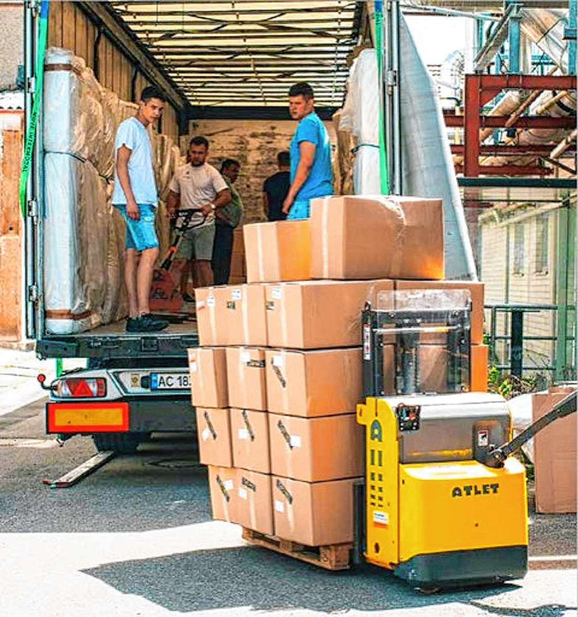 Ein Hilfstransport für die Ukraine wird beladen. Foto: zVg