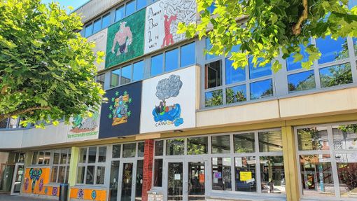 Eindeutig zweideutige Botschaft im diesjährigen Abi-Gemälde an der THG-Fassade: Die Absolventen des „CannAbis“ 2022 fühlen sich „highly educated“... Foto: Anja Bertsch
