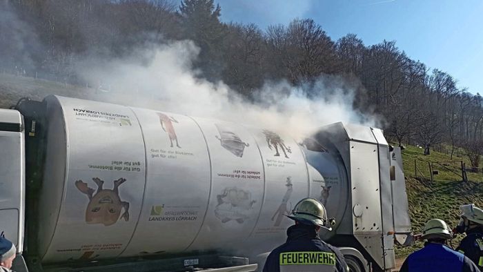 Feuerwehreinsatz: Rauch aus dem Müllauto