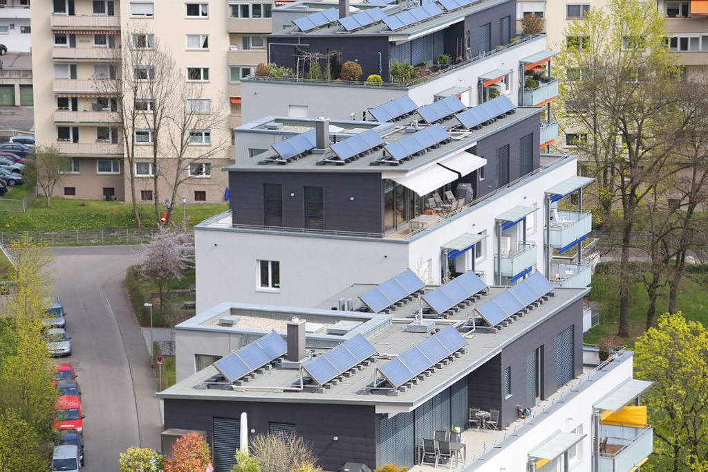 Solaranlagen auf dem Hausdach wie hier im Leibnizweg reichen alleine bei weitem nicht aus, um eine klimaneutrale Kommune zu werden. Foto: Kristoff Meller