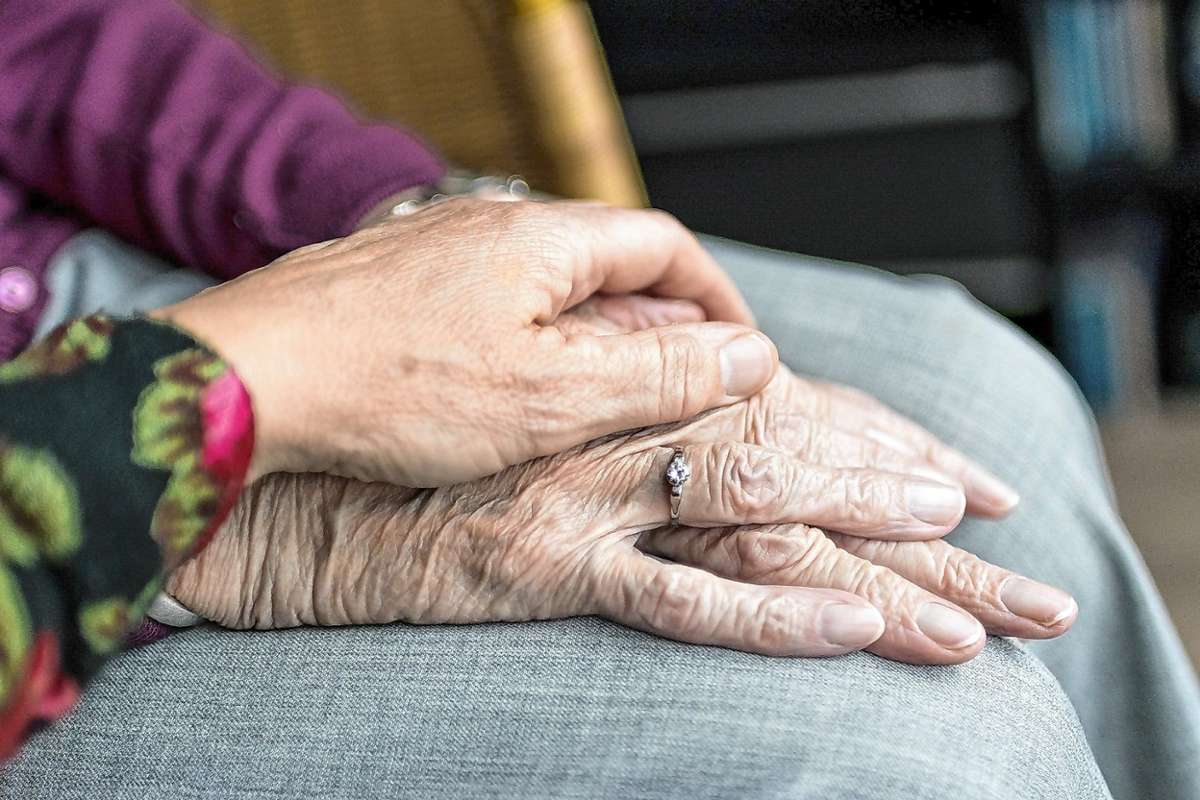 Für Senioren oder schwerstkranke Menschen kann der Besuch eines geschulten ambulanten Hospizbegleiters eine Wohltat sein. Foto: Pixabay