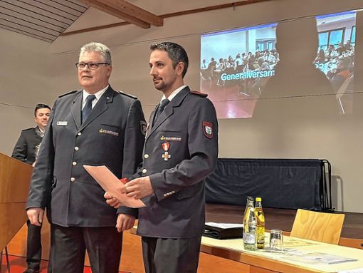 Christian Bachthaler (r.) wurde von Klaus Werner für 25 Jahre aktiven Dienst mit dem Feuerwehrehrabzeichen des Landes Baden-Württemberg ausgezeichnet.                       Foto: Hans-Jürgen Hege