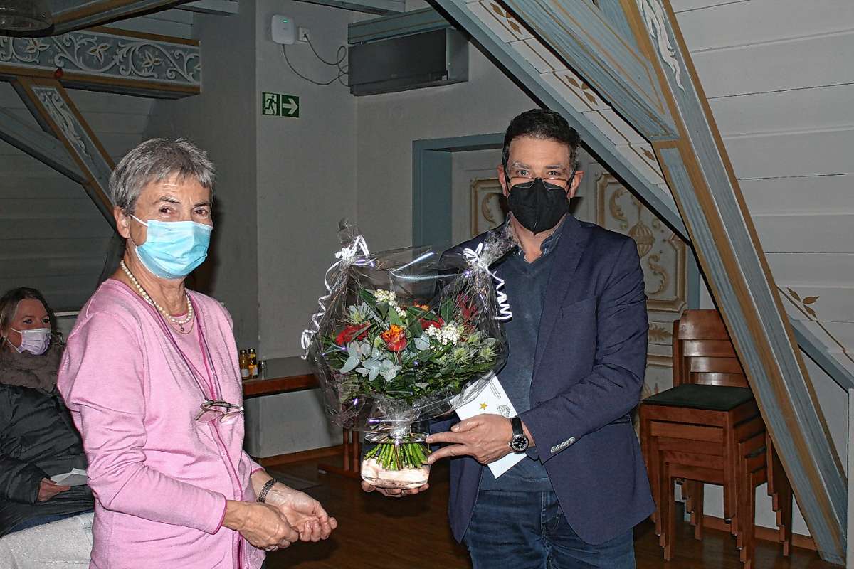 Bürgermeister Marco Muchenberger überraschte Christa Kunzelmann mit einem Blumenstrauß samt Geschenkkarte. Foto: Tim Nagengast